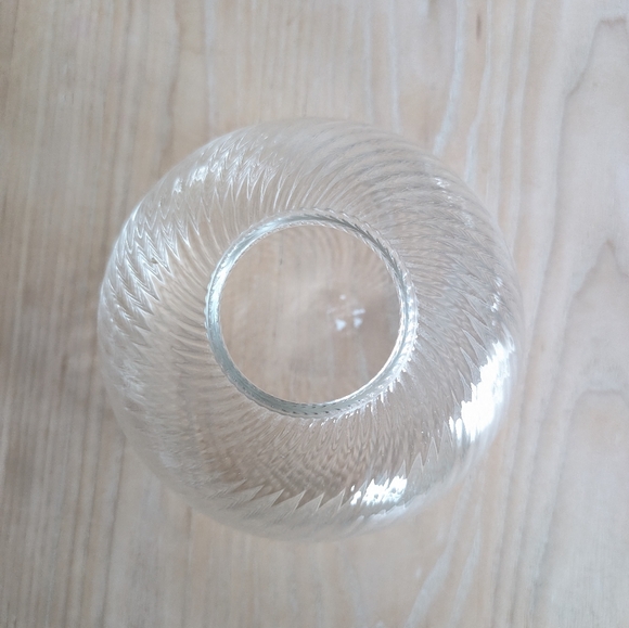 Swirl Ribbed Glass Vase - Picture 3 of 7